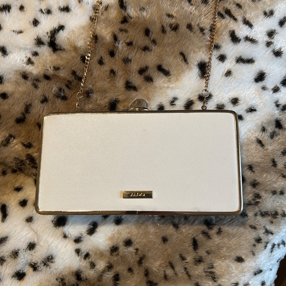 Miss to Mrs Aldo Clutch - Picture 2 of 3